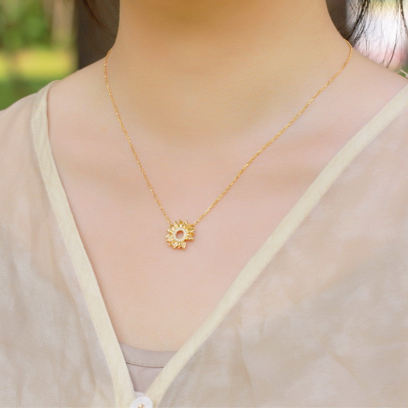 Sunflower necklace silver