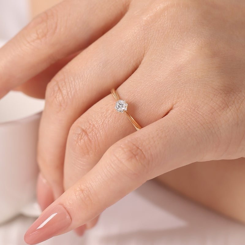 SKADIS AURORA diamond ring closeup, 18k gold