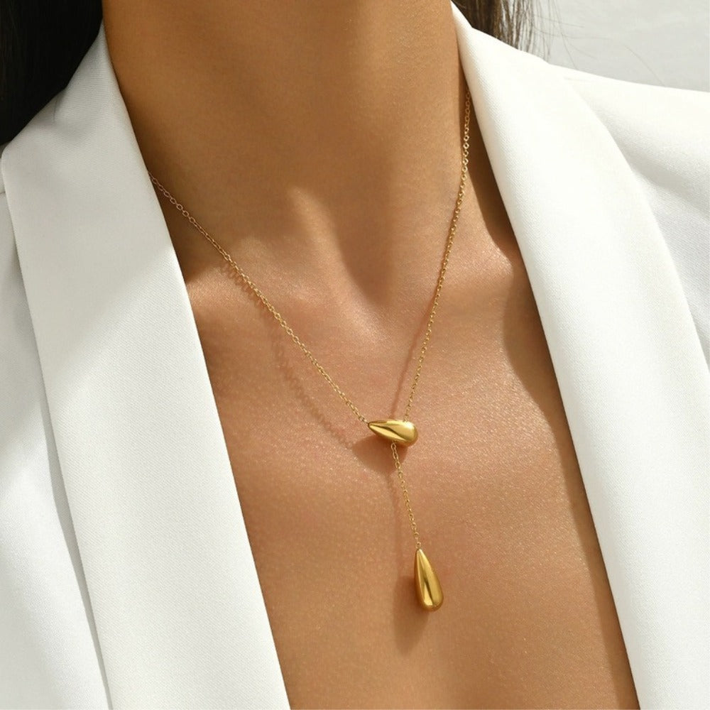 Model wearing DRÅBE Necklace Gold-plated – SKADIS Jewelry