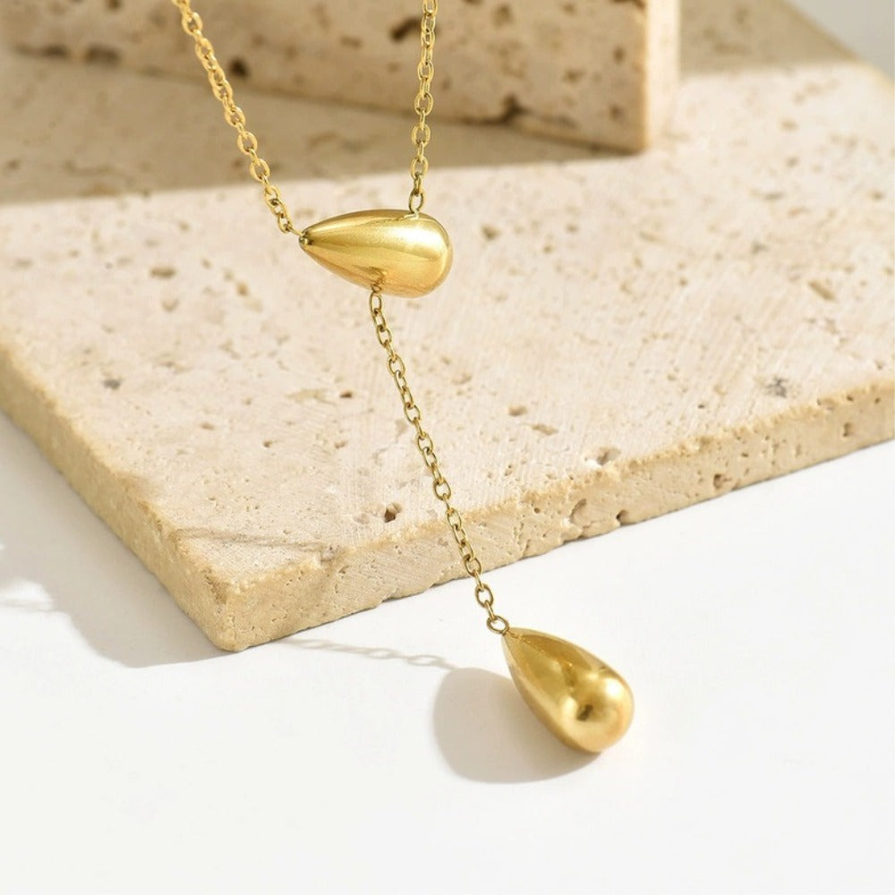 DRÅBE Necklace Gold-plated lifestyle shot – SKADIS Jewelry