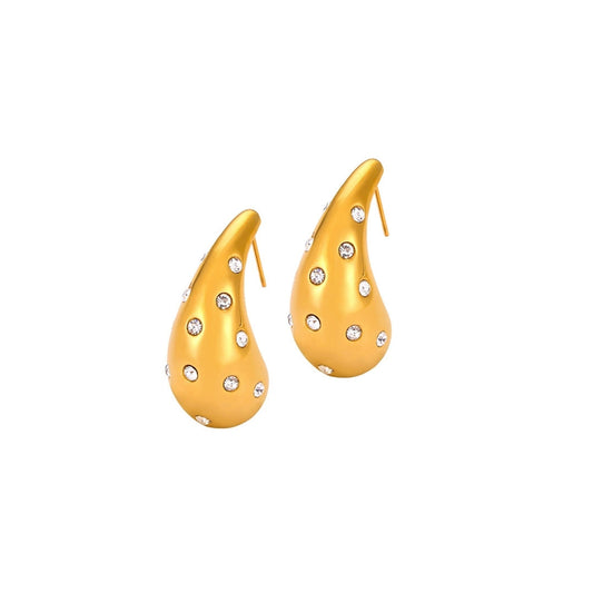 Gold earrings with teardrop shape from SKADIS Jewelry