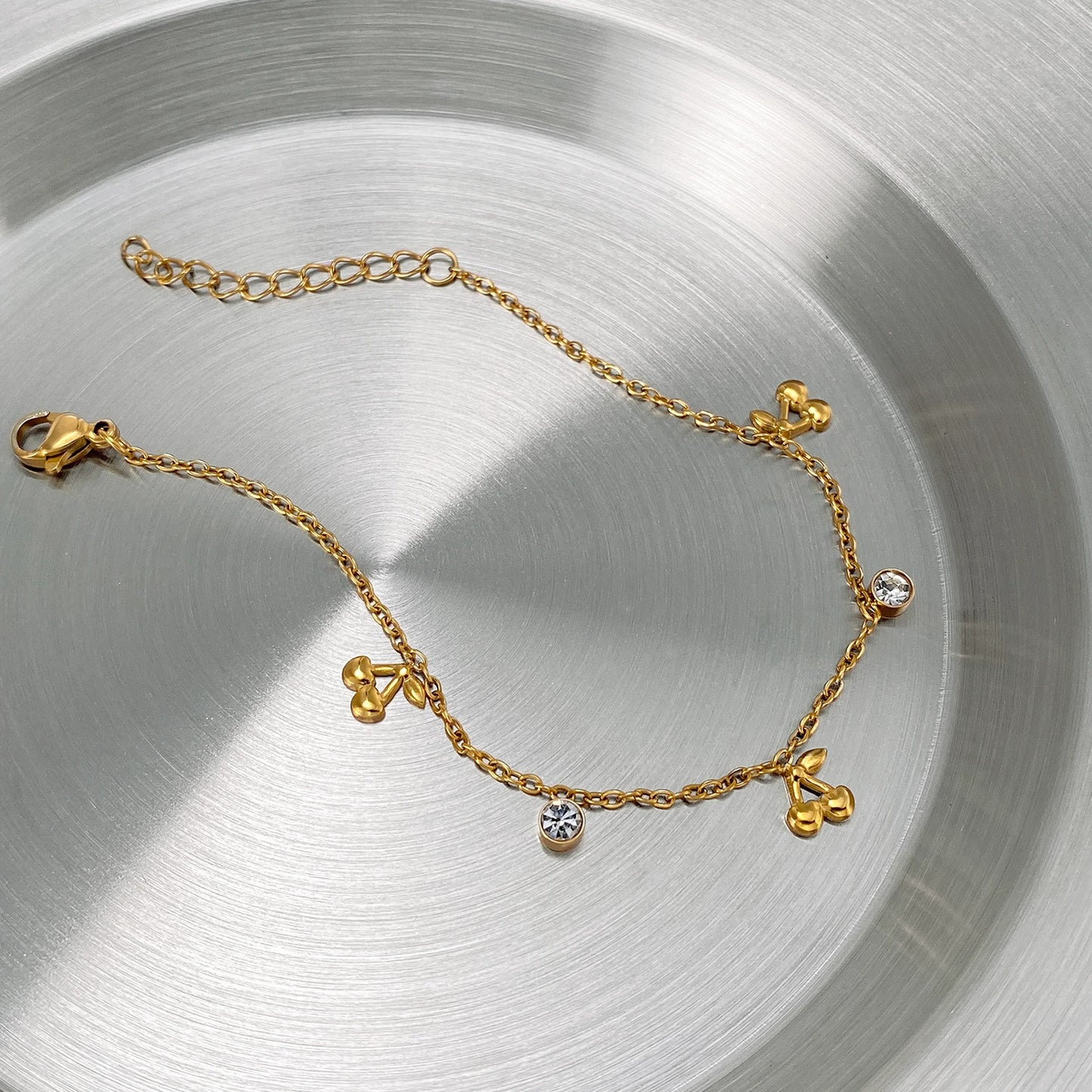 Gold bracelet with charm from SKADIS Jewelry