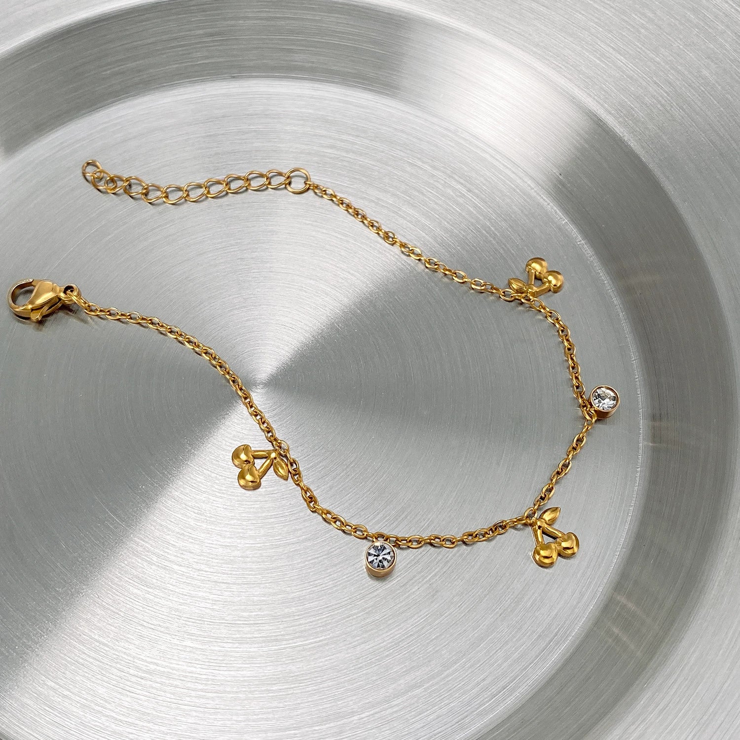 Gold bracelet with charm from SKADIS Jewelry