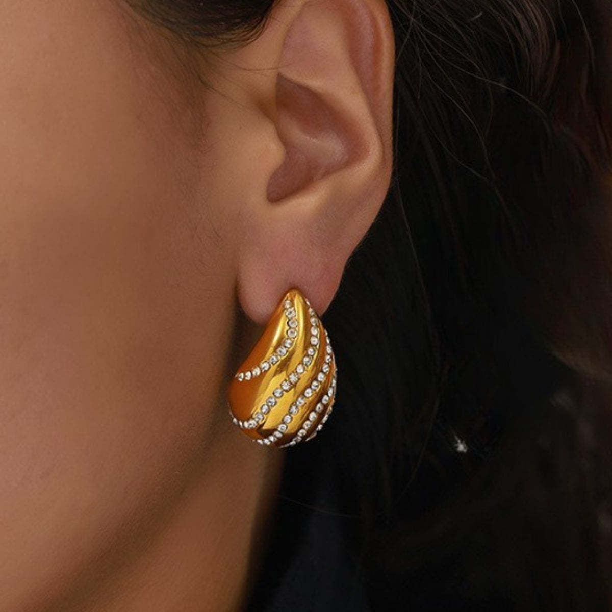 A drop shape earring with zirconia from SKADIS Jewelry