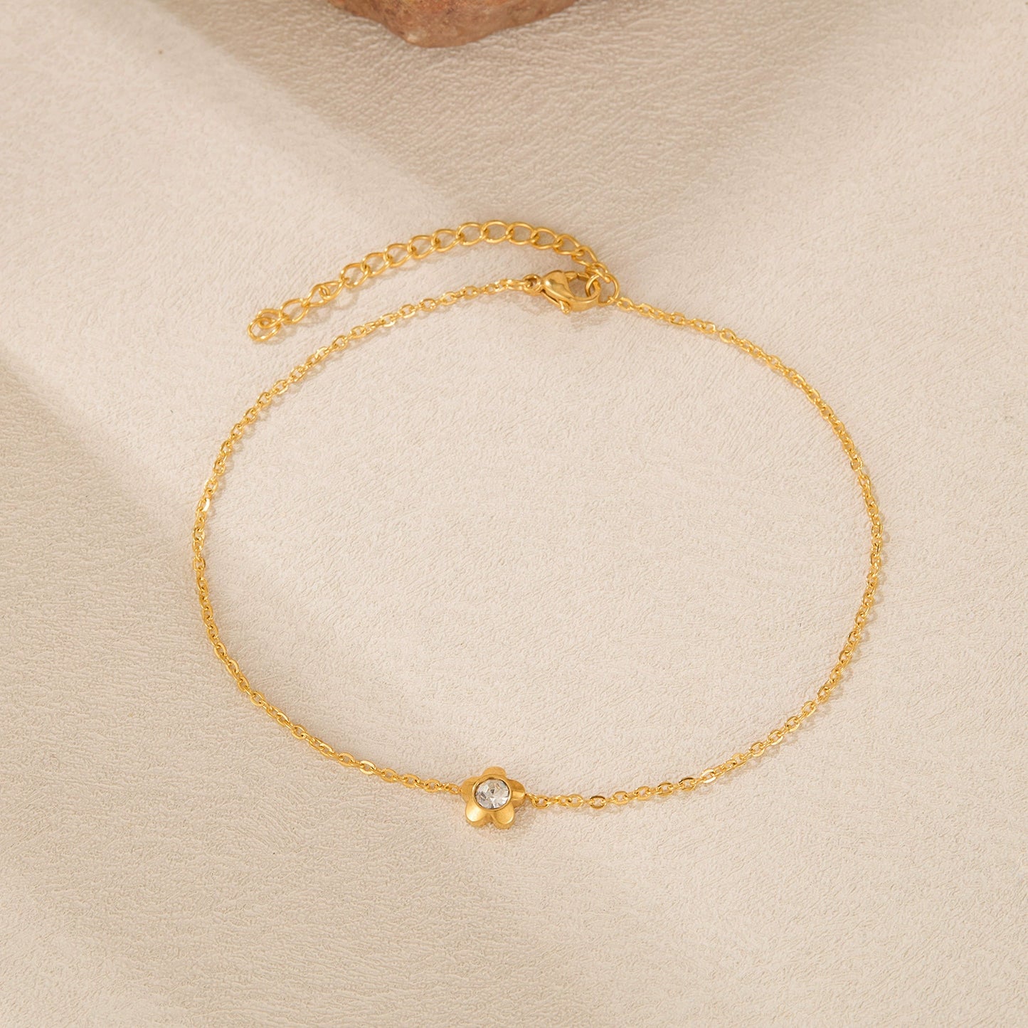 Gold anklet with a small flower from SKADIS Jewelry