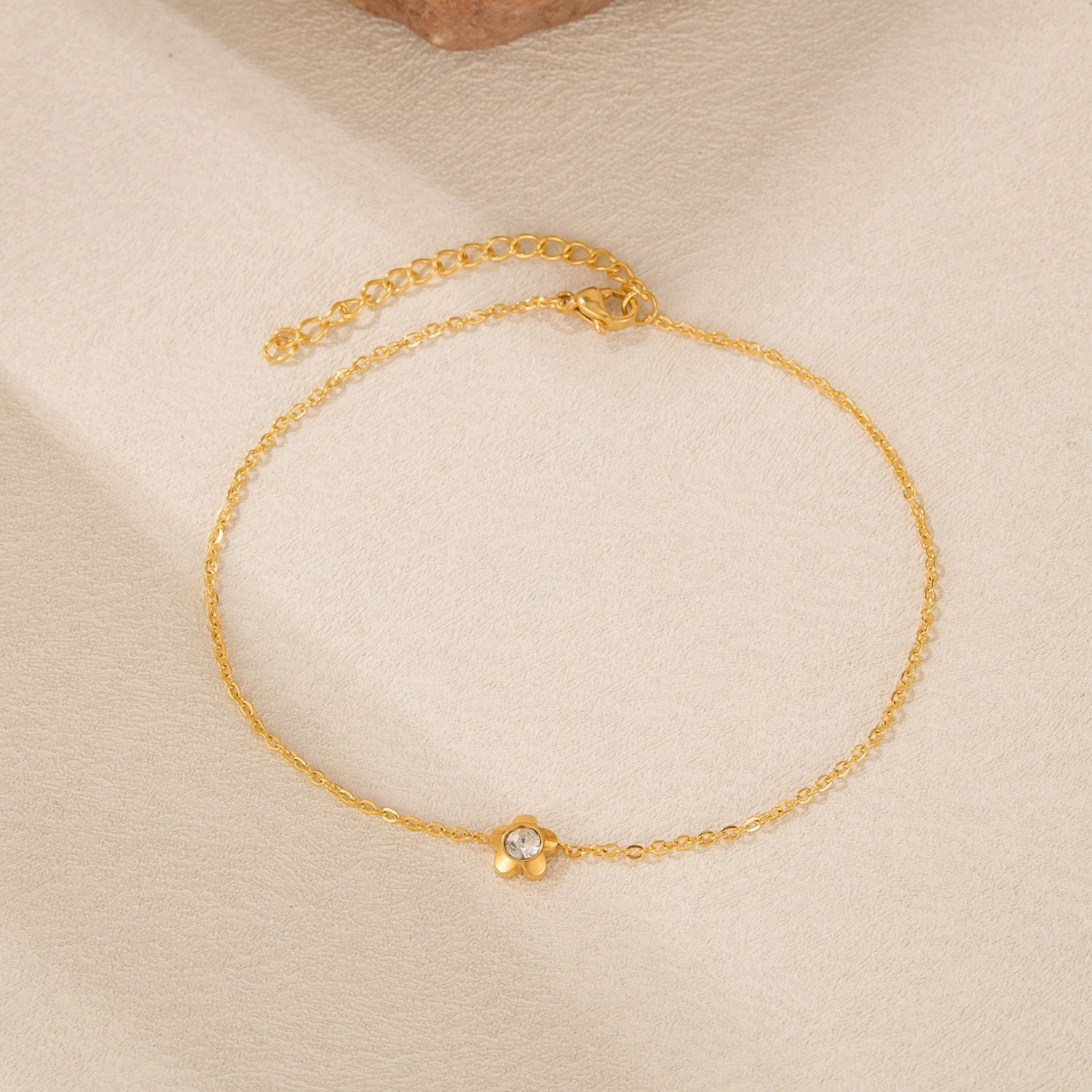 Gold anklet with a small flower from SKADIS Jewelry
