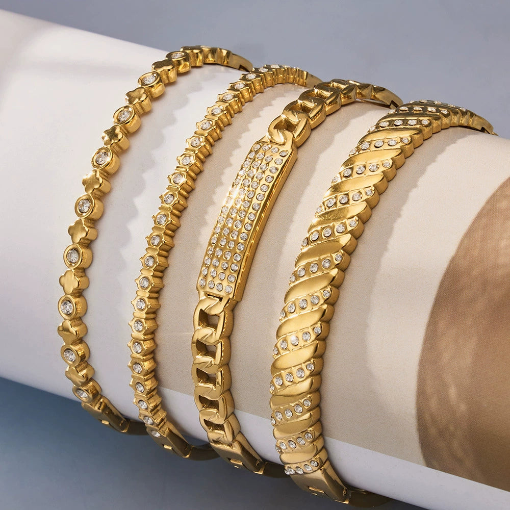 Gold-plated bangle from SKADIS Jewelry