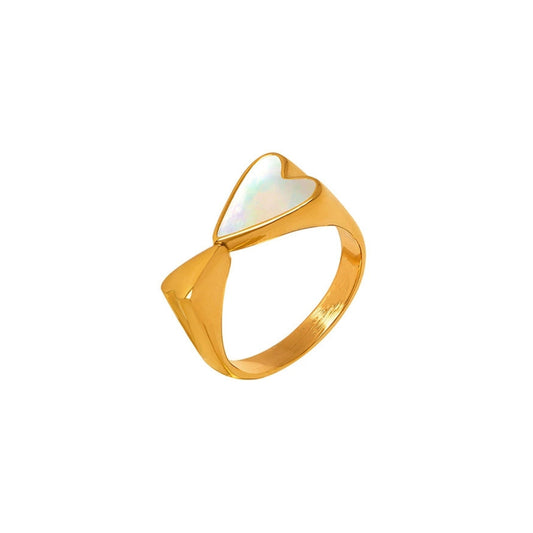Gold ring with a heart-shaped seashell skadis jewelry
