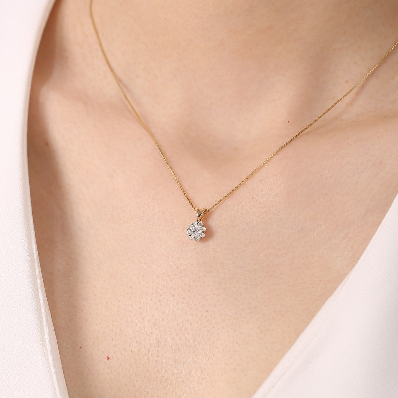 SKADIS LOVE STAR diamond pendant detail, 18k gold