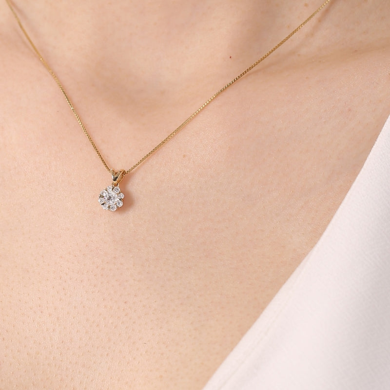 SKADIS LOVE STAR diamond pendant closeup, 18k gold