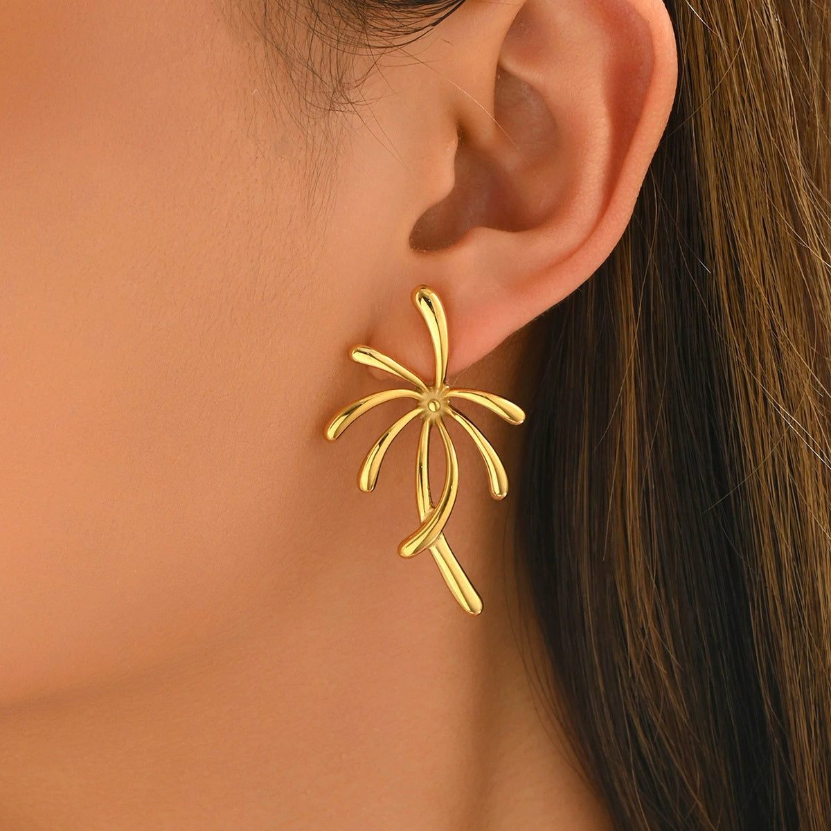 Gold-plated palm tree earring from SKADIS Jewelry