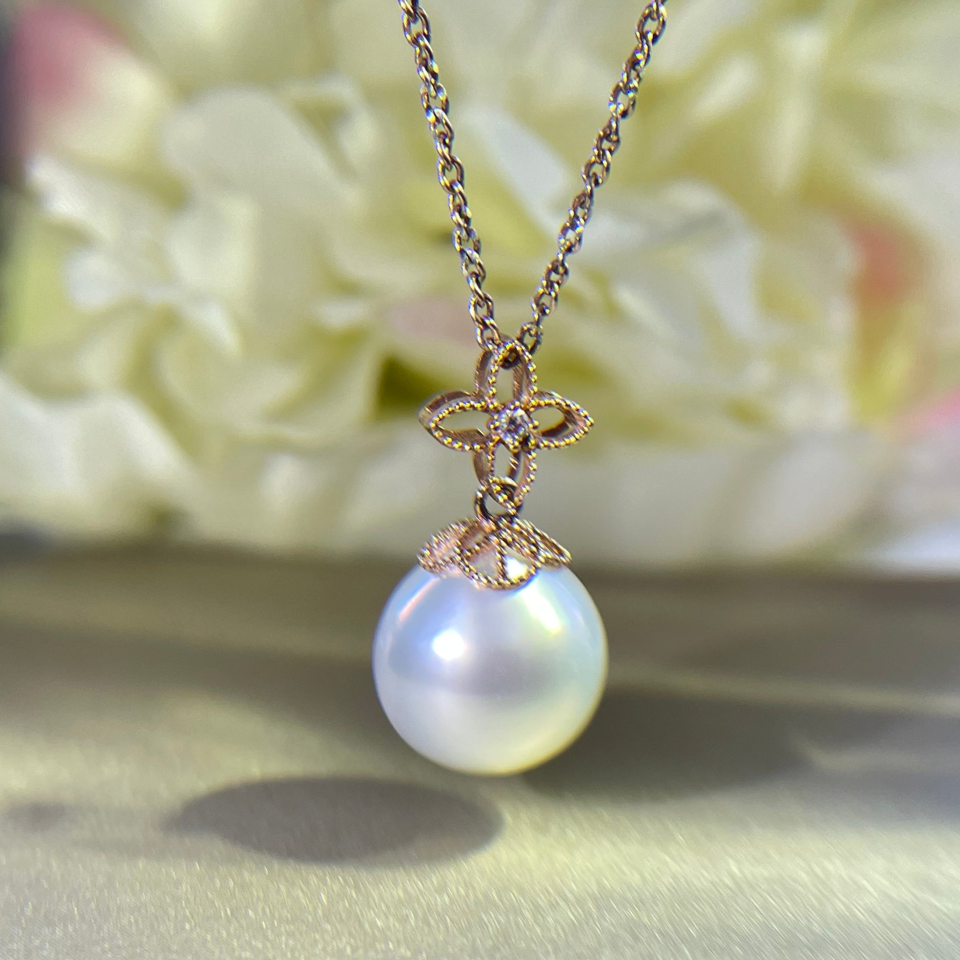 Pearl necklace with 18k gold on a soft background.