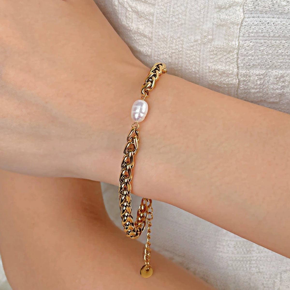 Gold chain bracelet with a pearl from SKADIS Jewelry