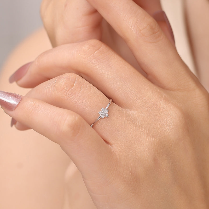 SKADIS STAR diamond ring on model, 18k white gold