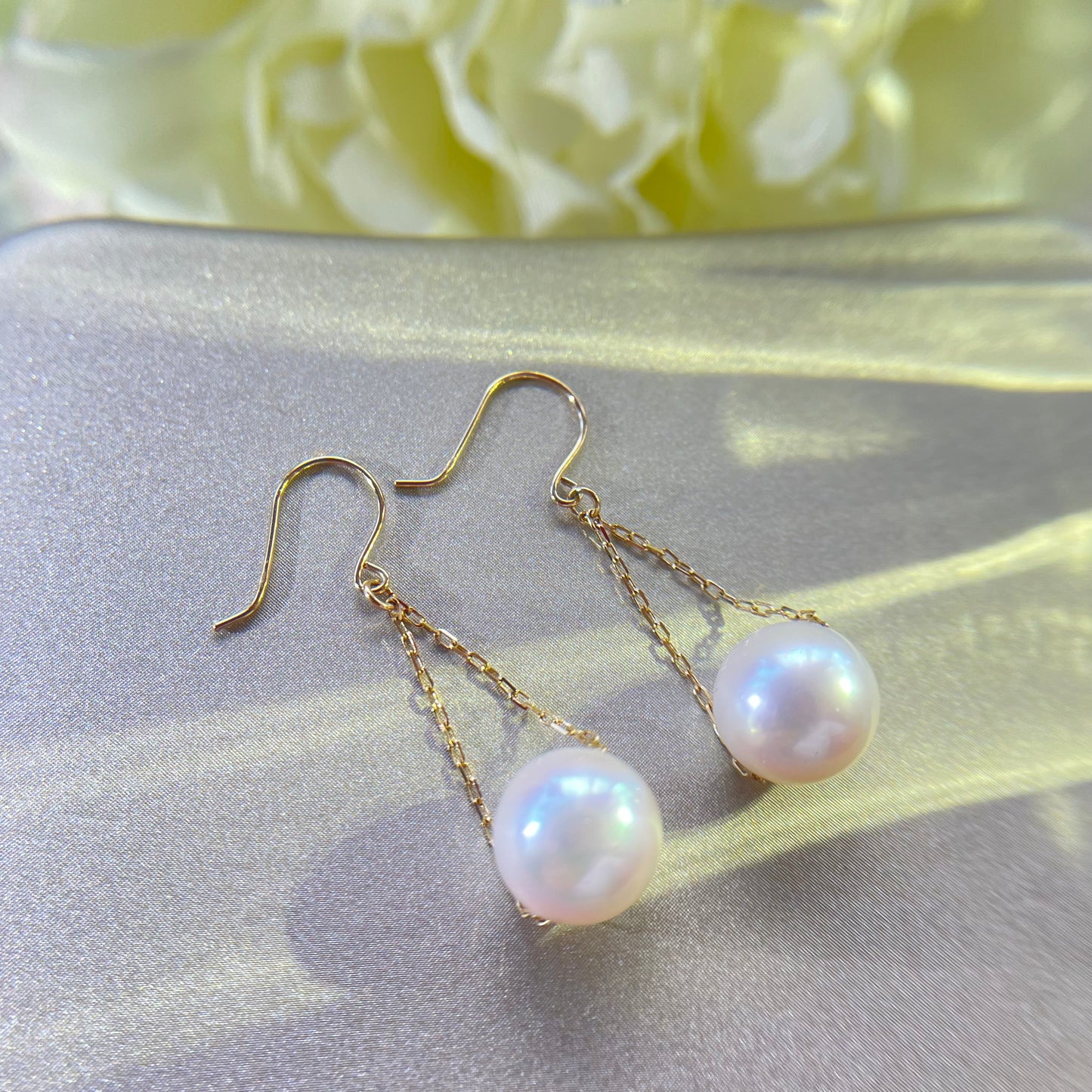 Akoya peral earrings in 18k gold from SKADIS Jewelry Copenhagen.