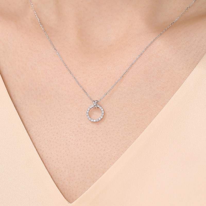 SKADIS X-Halo diamond necklace Model