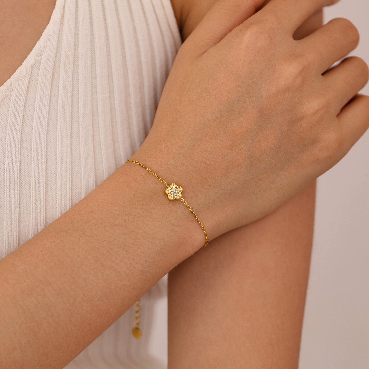 Gold bracelet with flower from SKADIS Jewelry