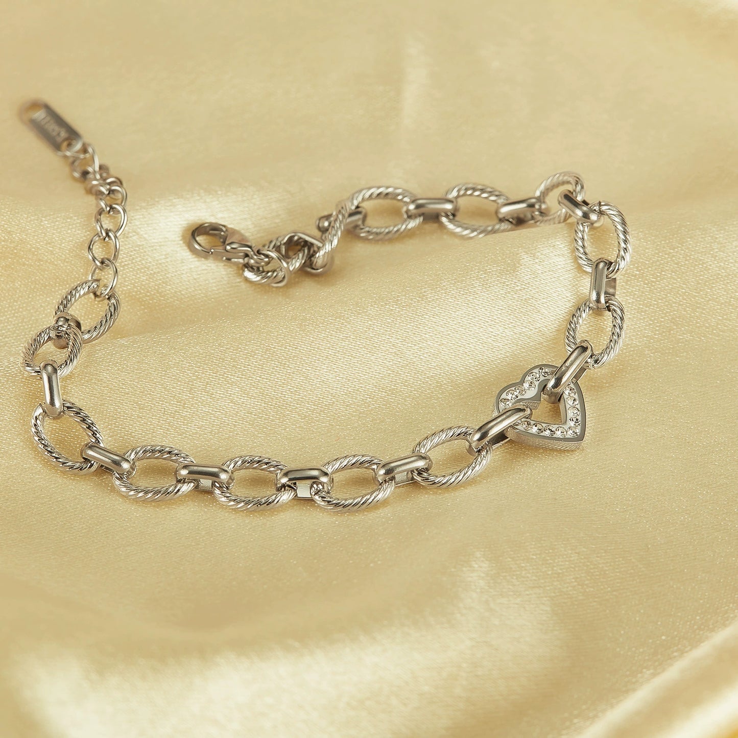 Silver chain bracelet with heart in the middle - SKADIS Jewelry