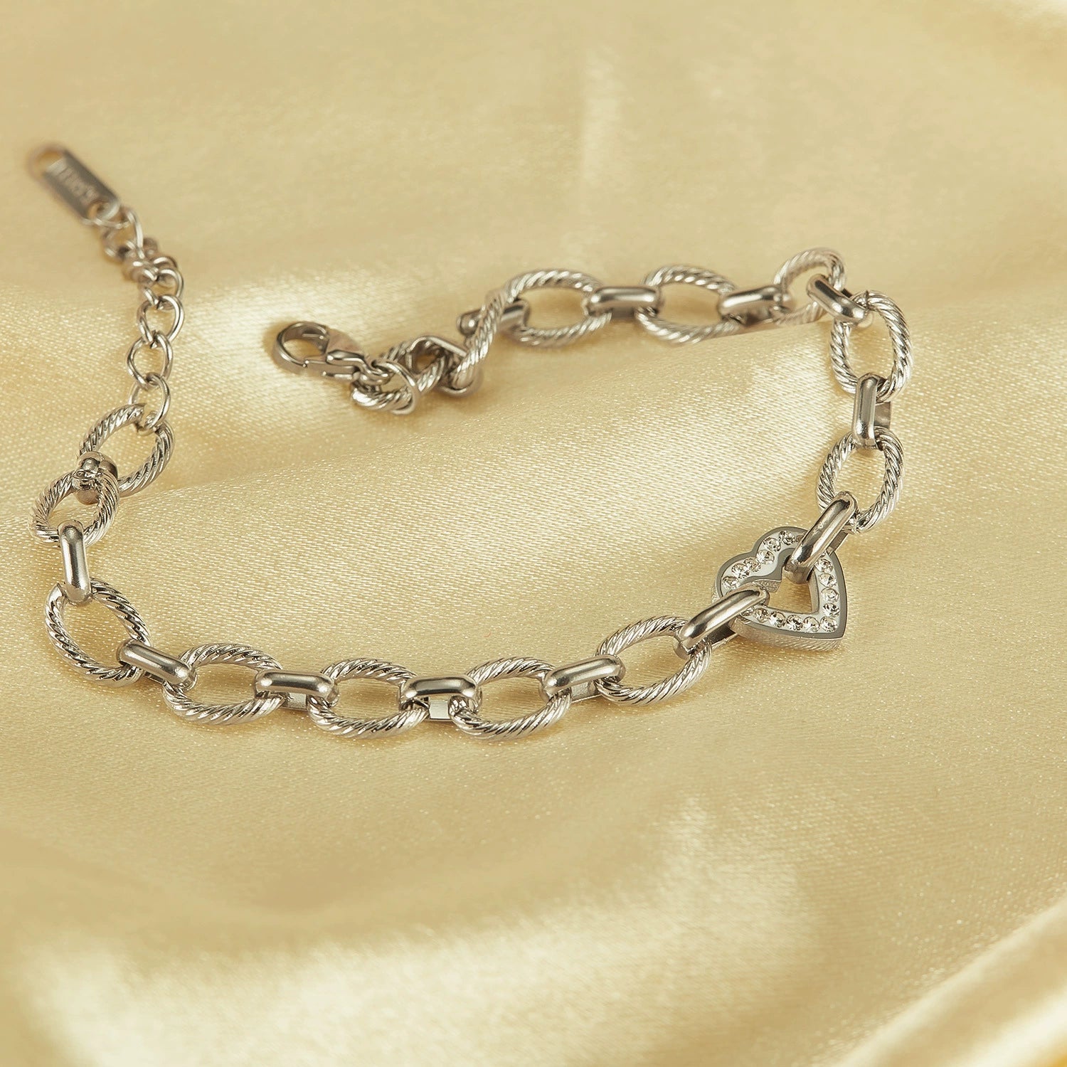 Silver chain bracelet with heart in the middle - SKADIS Jewelry