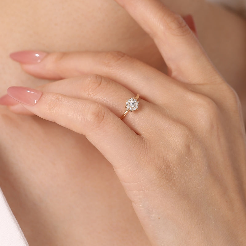 SKADIS TWIST diamond ring detail, 18k gold