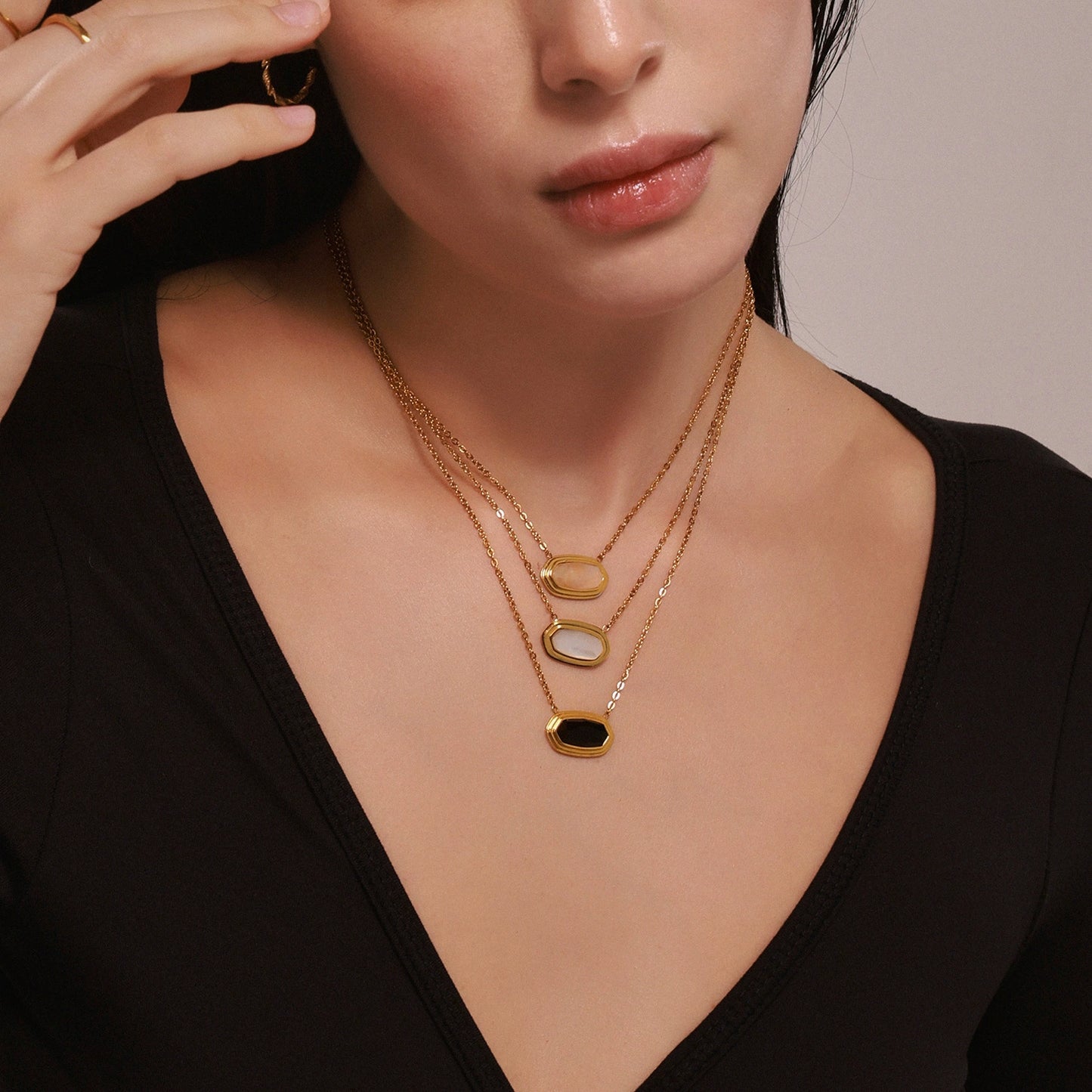 LINEA Necklace Rose Quartz Gold-plated close-up – SKADIS Jewelry
