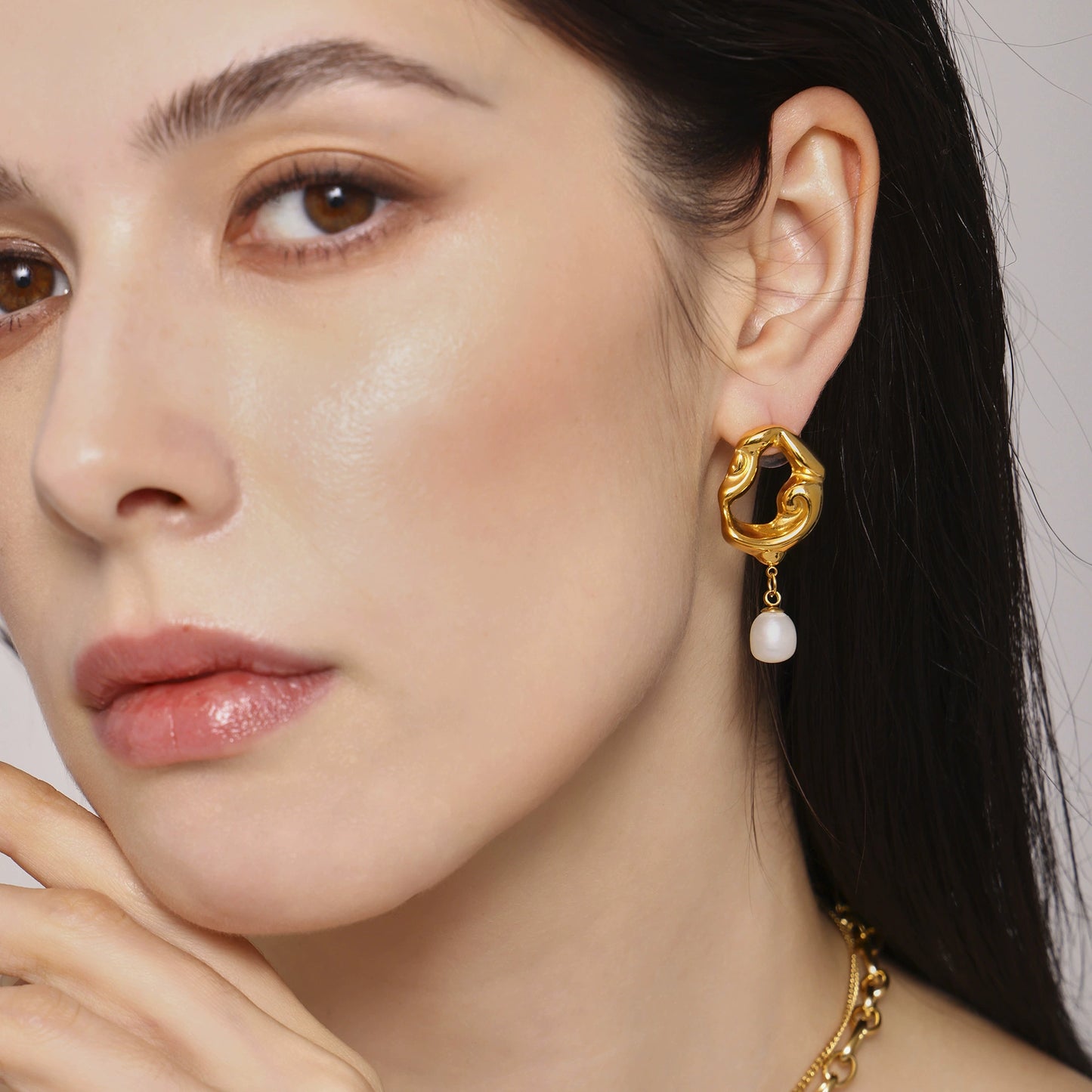 LUMI Earrings Gold-plated close-up – SKADIS Jewelry