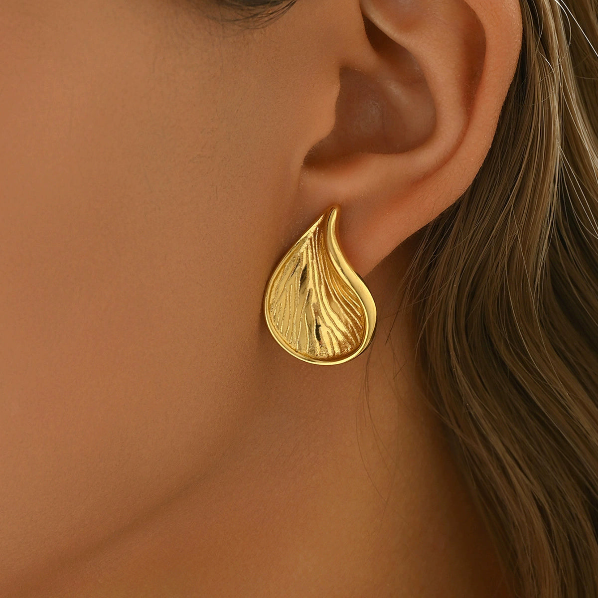 LUNA Earrings Gold-plated close-up – SKADIS Jewelry