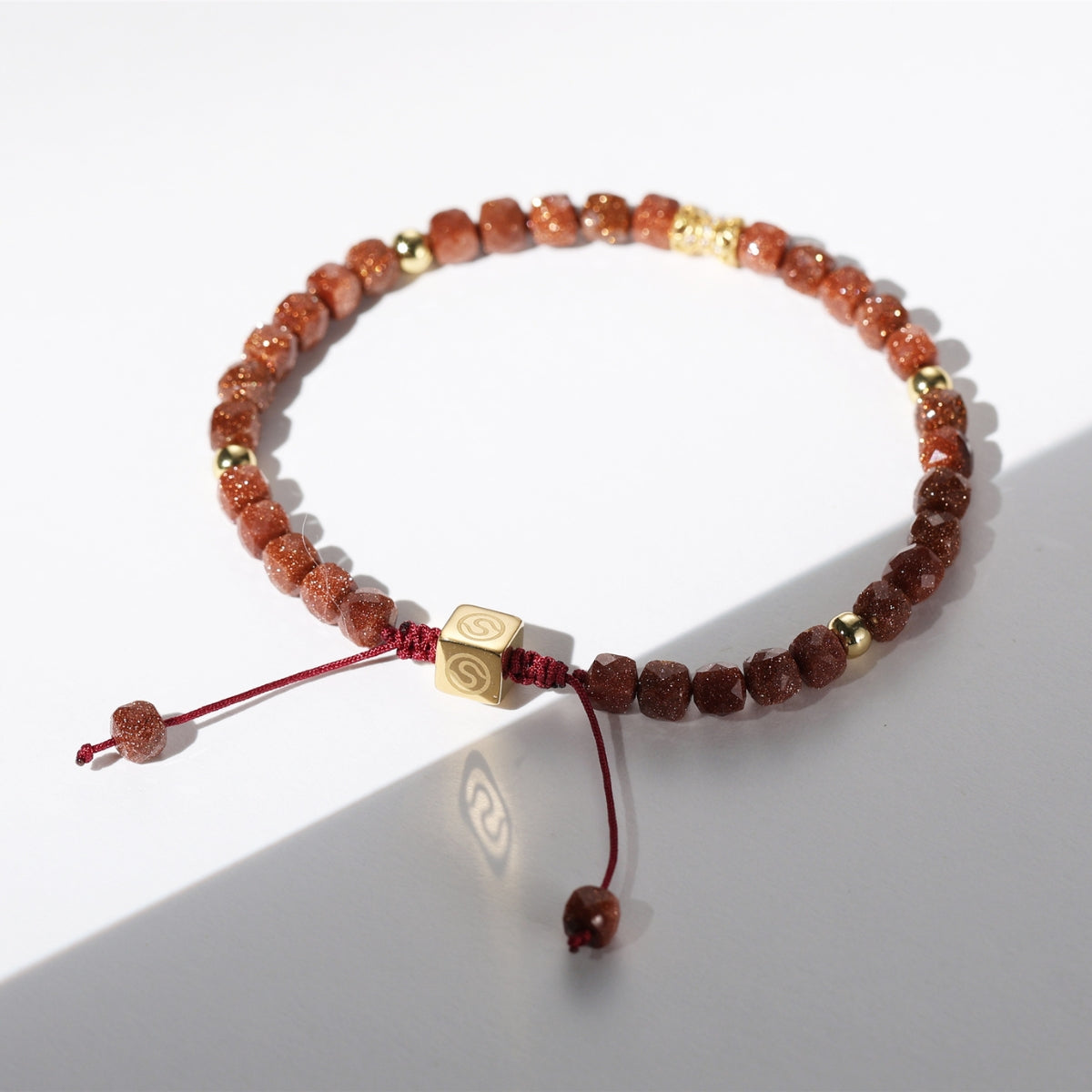 SOLVRA bracelet gold-plated with sunstone - detail view - SKADIS Jewelry
